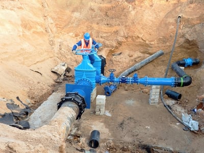 worker-wet-tapping-pipeline